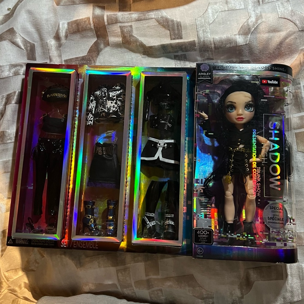 Rainbow High Shadow edition Ainsley Slater with 3 additional outfits